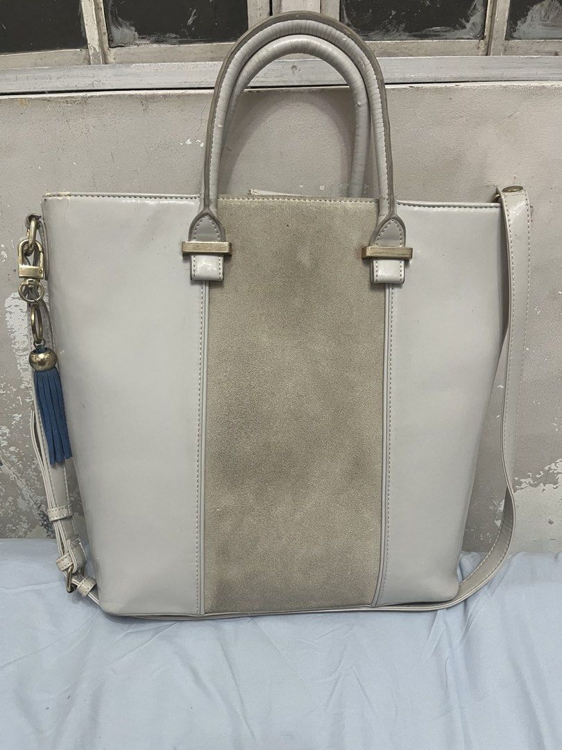Pauls Boutique London Grey Bag (Category: Shoulder Bags) located in Bacoor. Submitted by cjpcp (Listing ID 1455598418, Image 3). Description: Selling as is Pauls Boutique Grey Bag With shoulder strap Can be worn both as a handbag and on the shoulder Has visible peeling Stains in interior PRICE IS NEGOTIABLE.