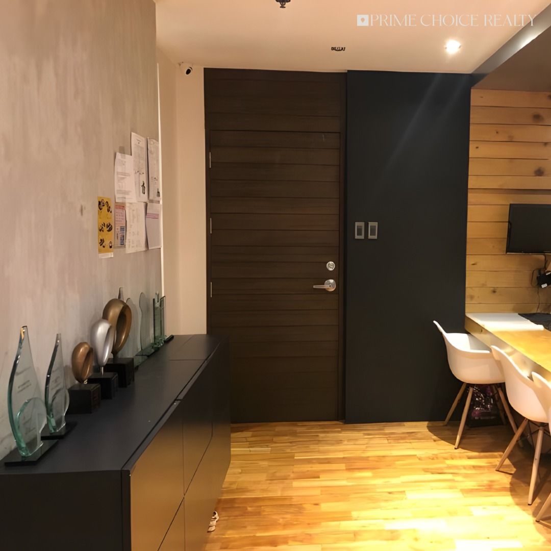 Penhurst Parkplace, BGC (Category: Apartments & Condos) located in Quezon City. Submitted by primechoicerealtyinc (Listing ID 1455565558, Image 2). Description: FOR SALE Prime 3BR Unit in Bonifacio Global City 📍 Penhurst Parkplace, BGC Property Details: • Floor Area: Approx. 95 sqm • 3 Bedrooms • 2 Toilet & Baths • Maid’s Room with Toilet & Bath • 1 Parking Slot Asking Price: ₱24,000,000 A great opportunity to own a spacious 3-bedroom residence 