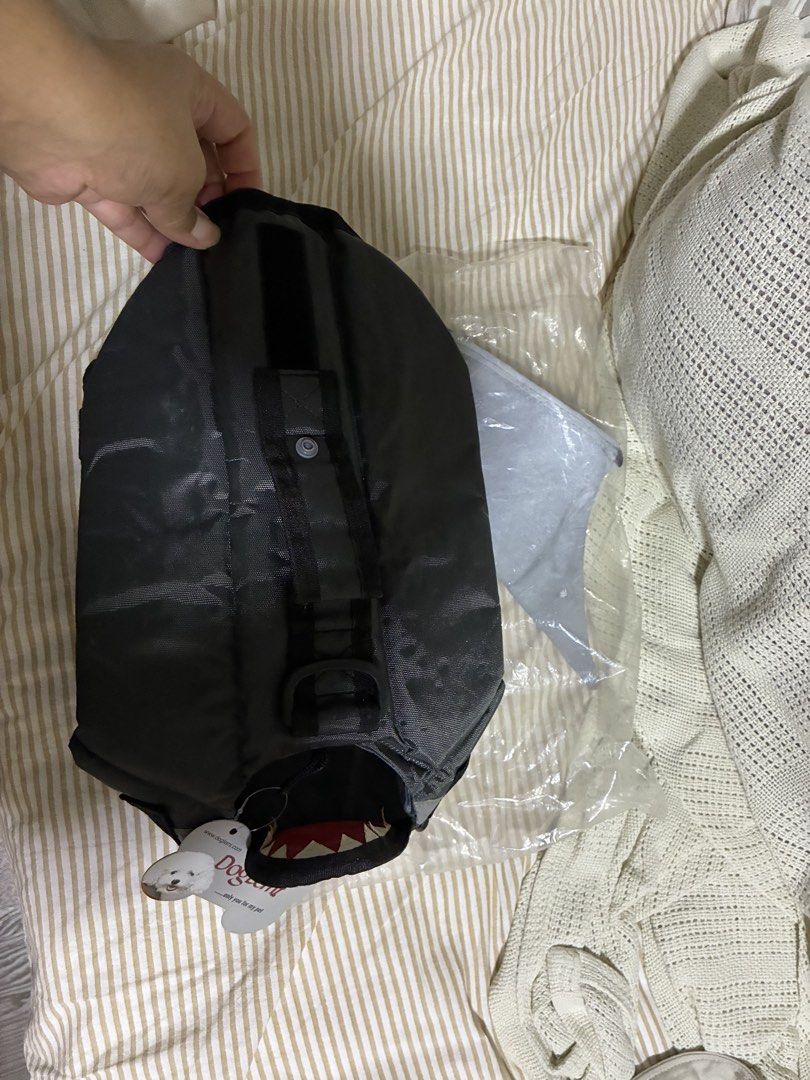 Pet float (Category: Homes & Other Pet Accessories) located in Singapore. Submitted by manduz (Listing ID 1455577626, Image 2). Description: Pet float, stored but never used. It’s a shark design but the shark teeth are fraying a little. .