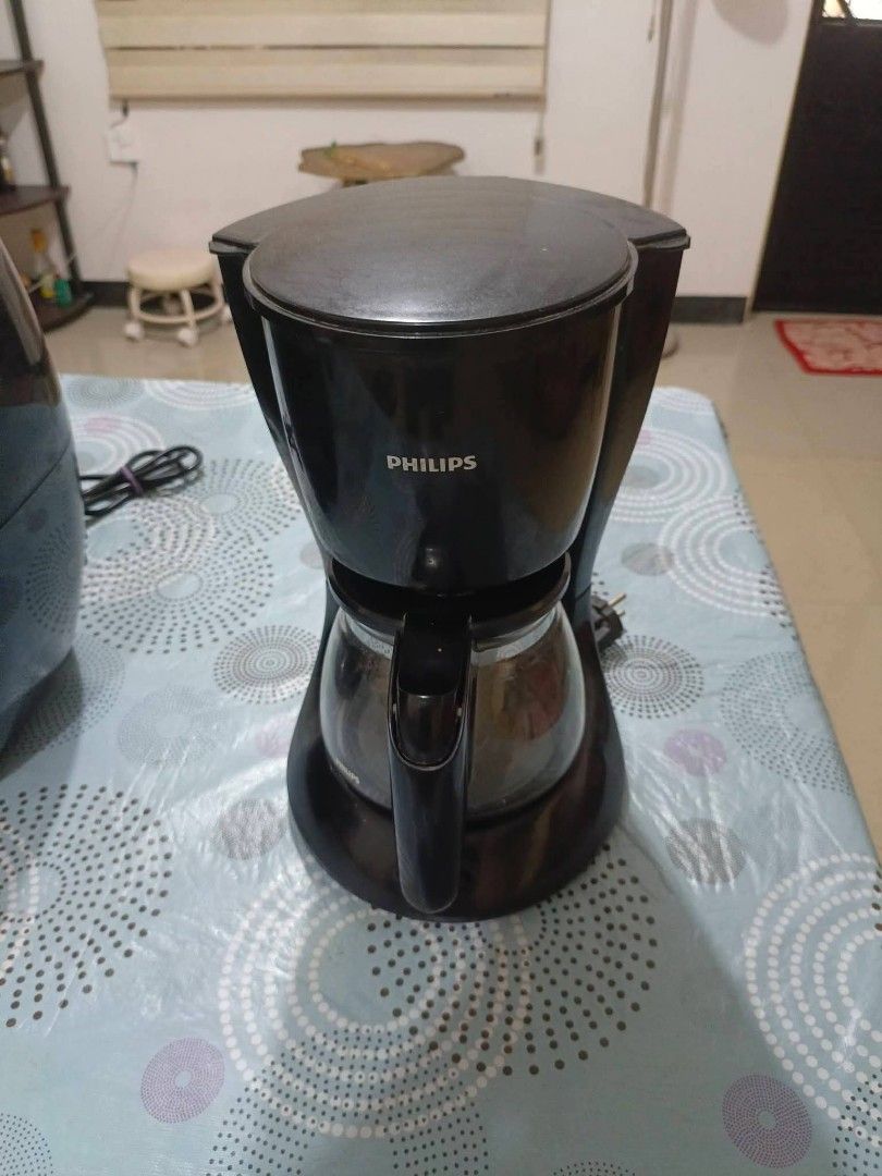 Philips Coffee Maker with Glass Carafe (Category: Coffee Machines & Makers) located in General Trias. Submitted by sssean143 (Listing ID 1455639586, Image 1). Description: - Black Philips coffee maker - Includes glass carafe - Simple and easy to use - Perfect for your daily coffee fix - Works well and ready for a new home.