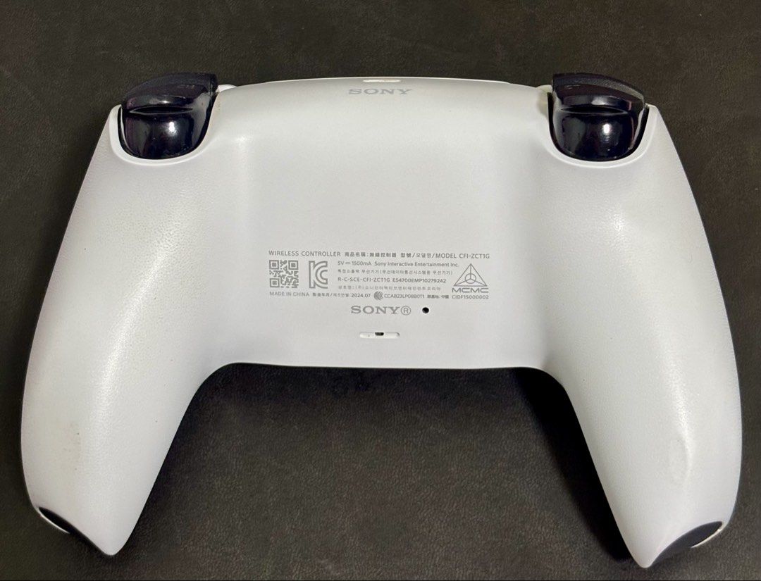 PS5 Controller (Category: Controllers) located in Singapore. Submitted by cheesy_inventory (Listing ID 1455572192, Image 3). Description: Looking to sell , been wiped down & cleaned. Slight stick drift on the left joystick but other than that , all works well 🙏 Fast deal : $38 Self-collect : 570105.