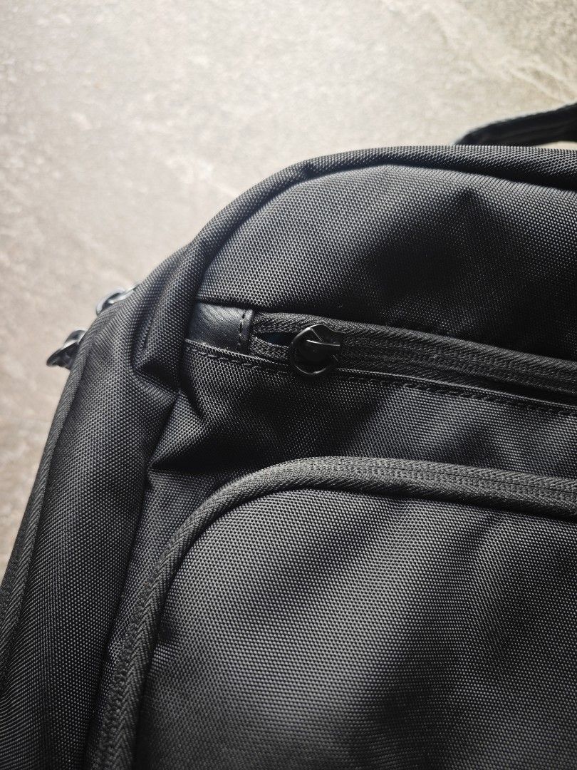samsonite backpack (Category: Backpacks) located in Singapore. Submitted by jinwuxin (Listing ID 1455507516, Image 2). Description: I bought it and it's been sitting unused ever since. It's in good condition..