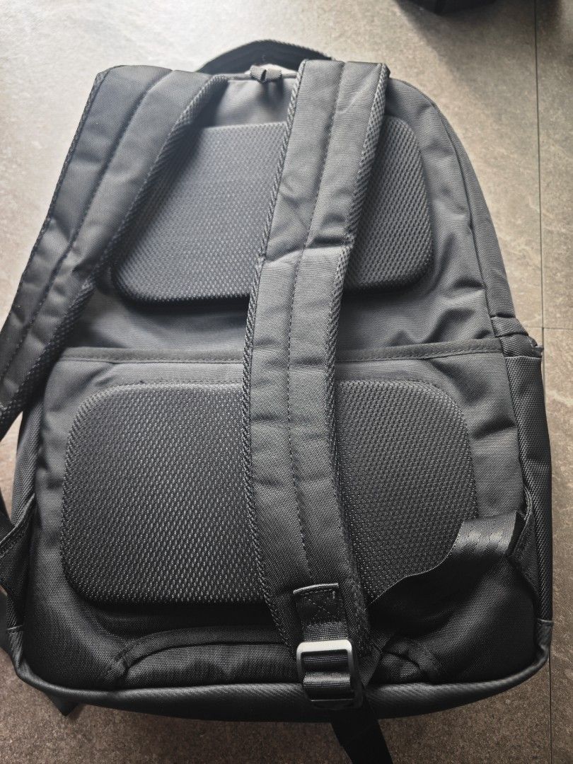 samsonite backpack (Category: Backpacks) located in Singapore. Submitted by jinwuxin (Listing ID 1455507516, Image 3). Description: I bought it and it's been sitting unused ever since. It's in good condition..