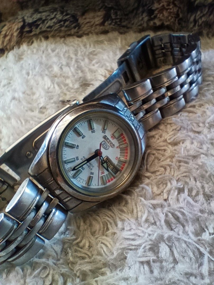 Seiko 5 Automatic 21 Jewels White Dial Watch (Category: Women's Watches) located in Caloocan City. Submitted by jaysbisa (Listing ID 1455674017, Image 3). Description: Original Seiko 5 Automatic 21 Jewels – Vintage 💰 Price: ₱2,500 (Negotiable) Details: ✅ Original Seiko 5 ✅ Ref. 4207-00X0 ✅ Automatic (No Battery Required) ✅ Day-Date Function ✅ Running Condition ✅ Original Seiko Bracelet ✅ Vintage Watch Issue: May gasgas sa crystal (front glass). 