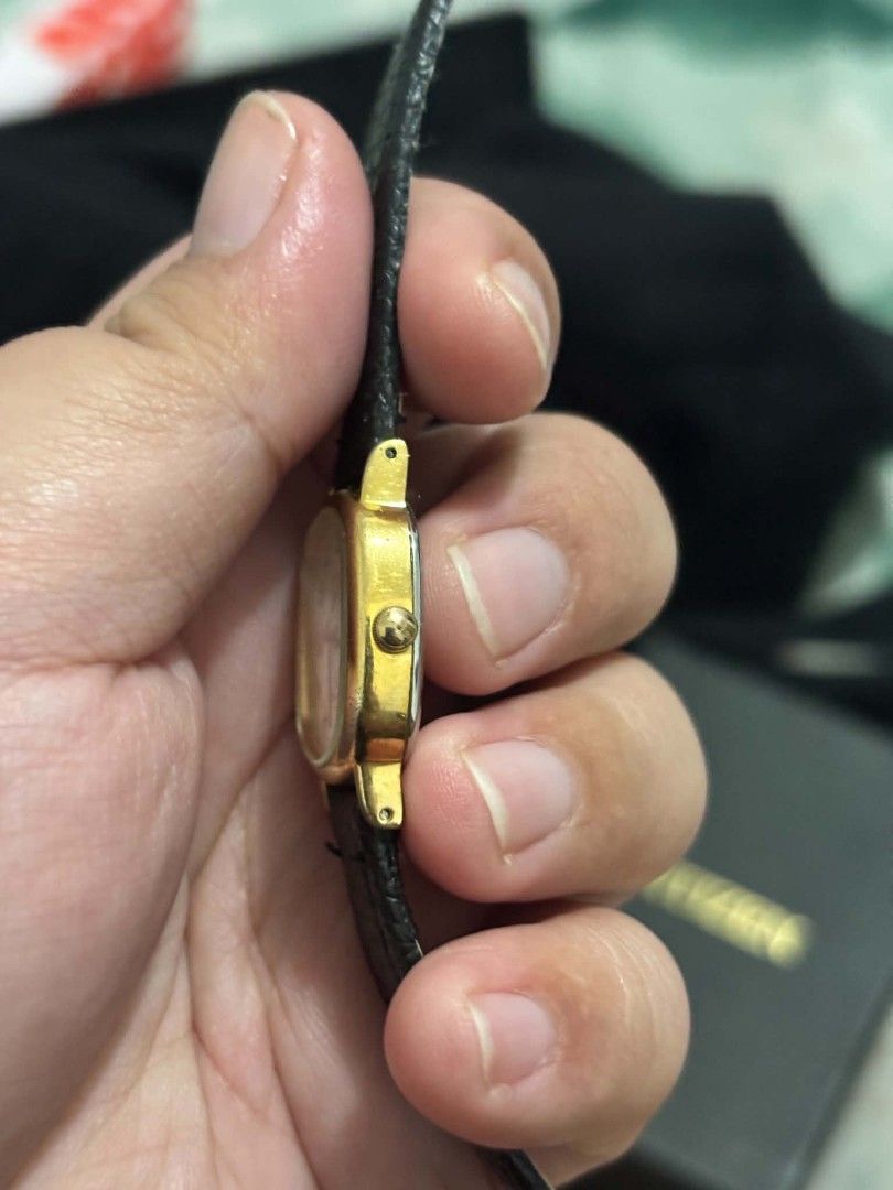 Seiko Avenue Leather Watch (Category: Luxury Watches) located in Rizal. Submitted by masterwatch_192 (Listing ID 1455567278, Image 3). Description: Seiko Avenue Leather Watch 20mm Sign of use Replace strap Clear glass Faded gold tone As is 2500.