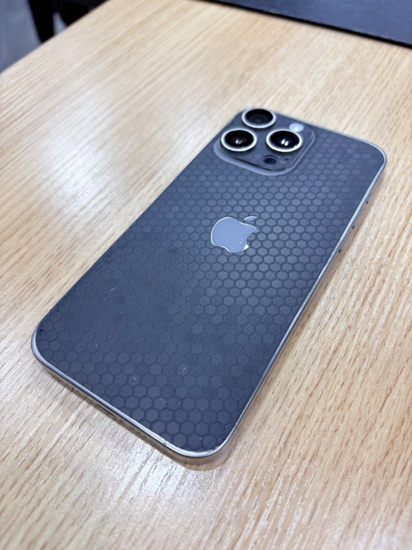 Selling iPhone 15 Pro Max 1TB Titanium (Category: iPhone 15 Series) located in Manila. Submitted by ronerichtan (Listing ID 1455555521, Image 2). Description: iPhone 15 Pro Max - 1TB - Titanium Battery Health - 81% Smoothness - 100%.