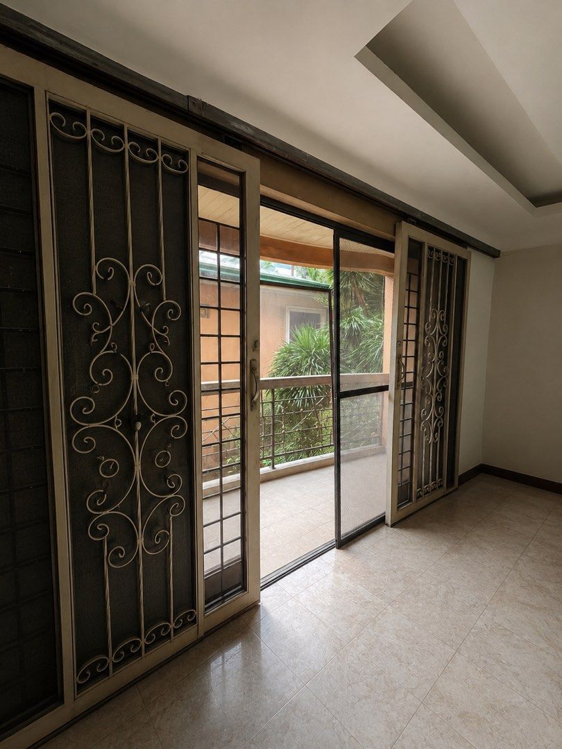 Sliding doors (Category: Industrial Equipment) located in Quezon City. Submitted by simplelang22 (Listing ID 1455527280, Image 2). Description: Please call 09761461846 For interested buyers i will send the dimensions Nabaklas na ung isa 2 units bathroom enclosures 3500 each 1 heavy iron/glass with railing 10k.