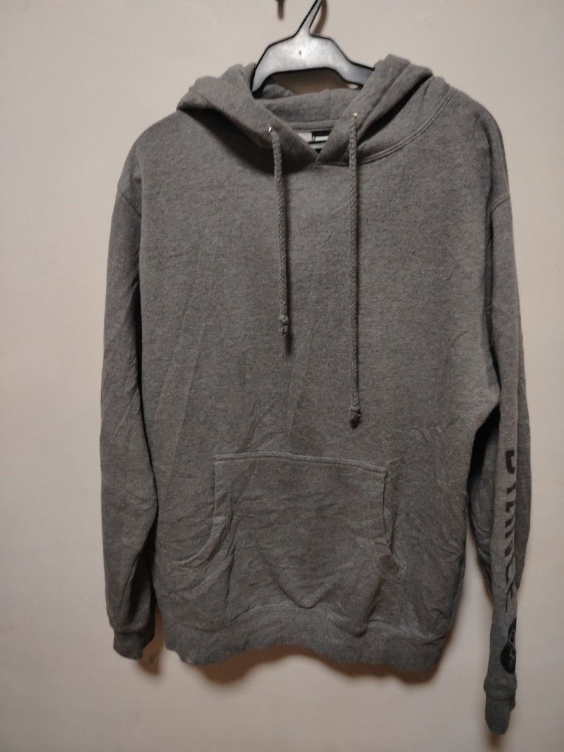 Stance The Pullover Grey Hoodie Size S (Category: Hoodies) located in Muntinlupa City. Submitted by thebrandedrackph (Listing ID 1455556060, Image 1). Description: - Stance Pullover Hoodie - Color: Grey - Material: 70% Cotton, 30% Polyester (Heavyweight) - Fit: Standard - Size: S (All Gender) - Features: Stance logo on sleeve - Ideal for: Casual wear This Stance 'The Pullover' hoodie is a versatile and durable addition to any casual wardrobe. Fea