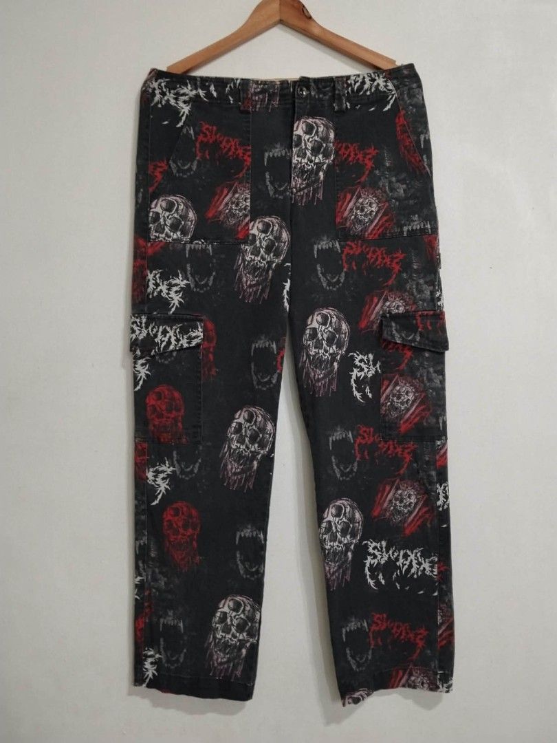 SWXXZ Skull Print Cargo Pants (Category: Jeans) located in Bulacan. Submitted by waybak90s (Listing ID 1455508951, Image 1). Description: - Black cargo pants with all-over skull and graphic print. - Multiple pockets on the sides. - Elastic waistband for a comfortable fit. - Unique streetwear style, great for casual wear. -weist 30-33.