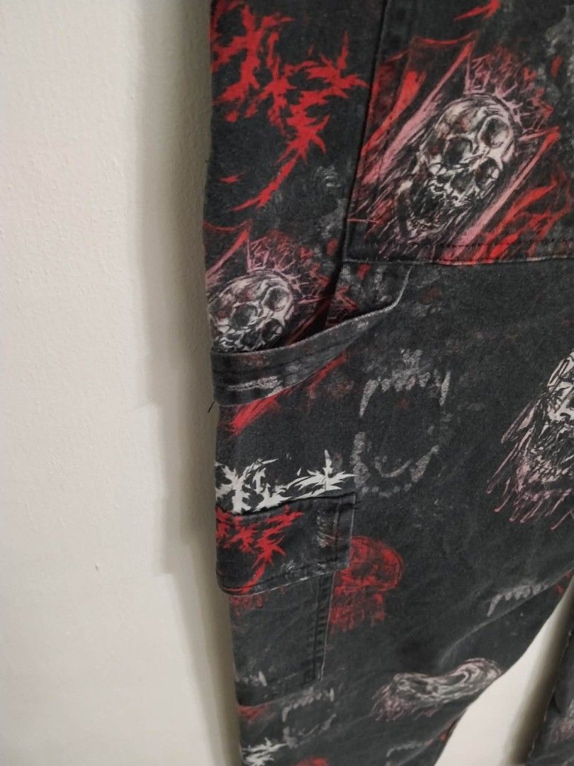 SWXXZ Skull Print Cargo Pants (Category: Jeans) located in Bulacan. Submitted by waybak90s (Listing ID 1455508951, Image 2). Description: - Black cargo pants with all-over skull and graphic print. - Multiple pockets on the sides. - Elastic waistband for a comfortable fit. - Unique streetwear style, great for casual wear. -weist 30-33.