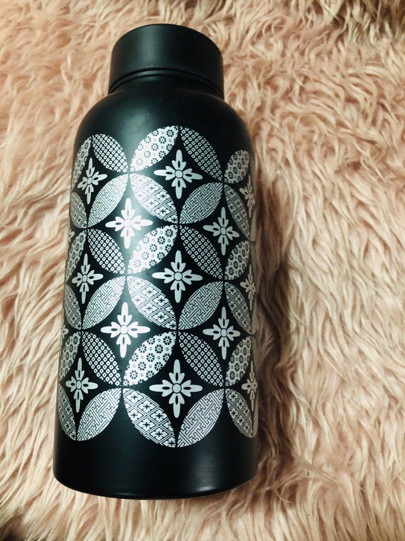 T2 Matcha Flask with Infuser (Category: Water Bottles & Tumblers) located in Manila. Submitted by noemiaspa1702 (Listing ID 1455515282, Image 2). Description: - Black T2 Matcha Flask - Includes infuser and lid - Instructions on sticker - Ideal for making matcha on the go - Easy to clean - Stylish patterned exterior.