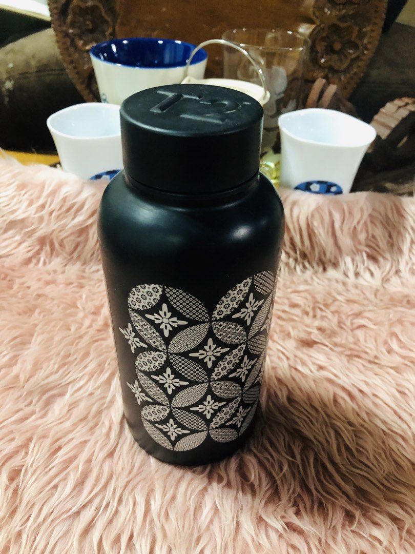 T2 Matcha Flask with Infuser (Category: Water Bottles & Tumblers) located in Manila. Submitted by noemiaspa1702 (Listing ID 1455515282, Image 3). Description: - Black T2 Matcha Flask - Includes infuser and lid - Instructions on sticker - Ideal for making matcha on the go - Easy to clean - Stylish patterned exterior.