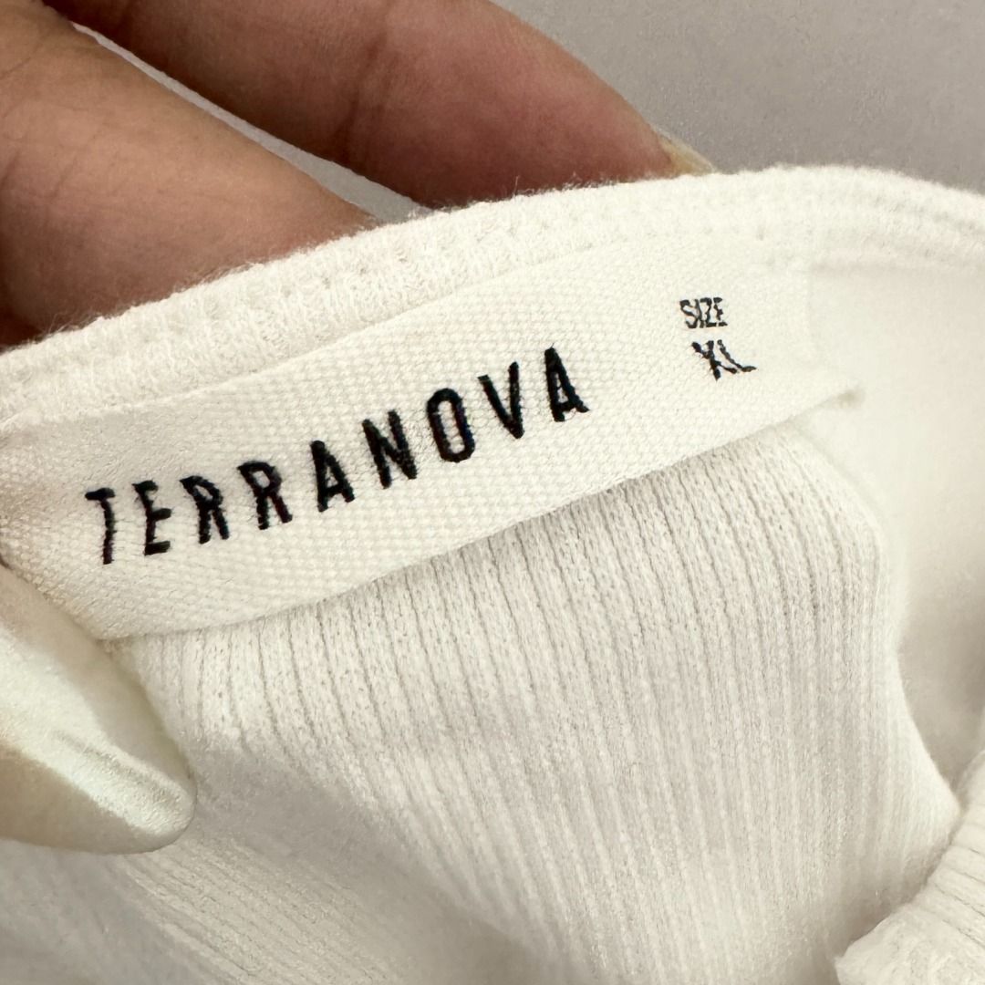 Terranova White Halter Neck Top (Category: Sleeveless) located in Manila. Submitted by destashedmnl (Listing ID 1455635636, Image 2). Description: 💫 FREE SHIPPING WITHIN METRO MANILA 💫 (₱500 & up worth of purchase via J&T) ✨ Size: L-XL ✨ Measurement: W- 16.5" L- 20" 🩶 Message me for more info/photos. 😊 🩶 MOP: BDO/BPI/GCASH/GOTYME 🩶 MOD: -Lalamove (Same Day Delivery: Metro Manila and nearby provinces) -J&T ; starts at ₱50 sf (Metro Manila/Pr