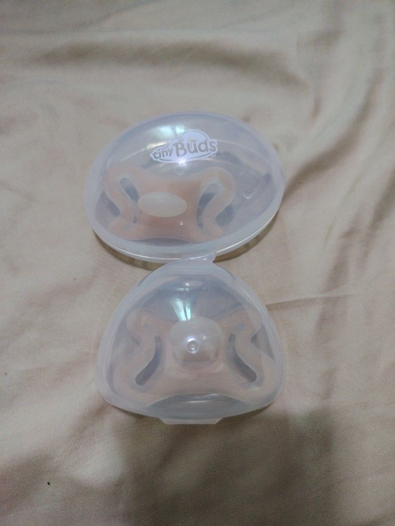 Tiny Buds Pacifier (Category: Soothers & Pacifiers) located in Makati City. Submitted by jayclutter0976004 (Listing ID 1455530298, Image 1). Description: - Brand: Tiny Buds - Includes: 2 pacifiers - Case Type: Clear plastic with snap closure - Function: Keeps pacifiers clean and hygienic - Portability: Easy to carry on the go.