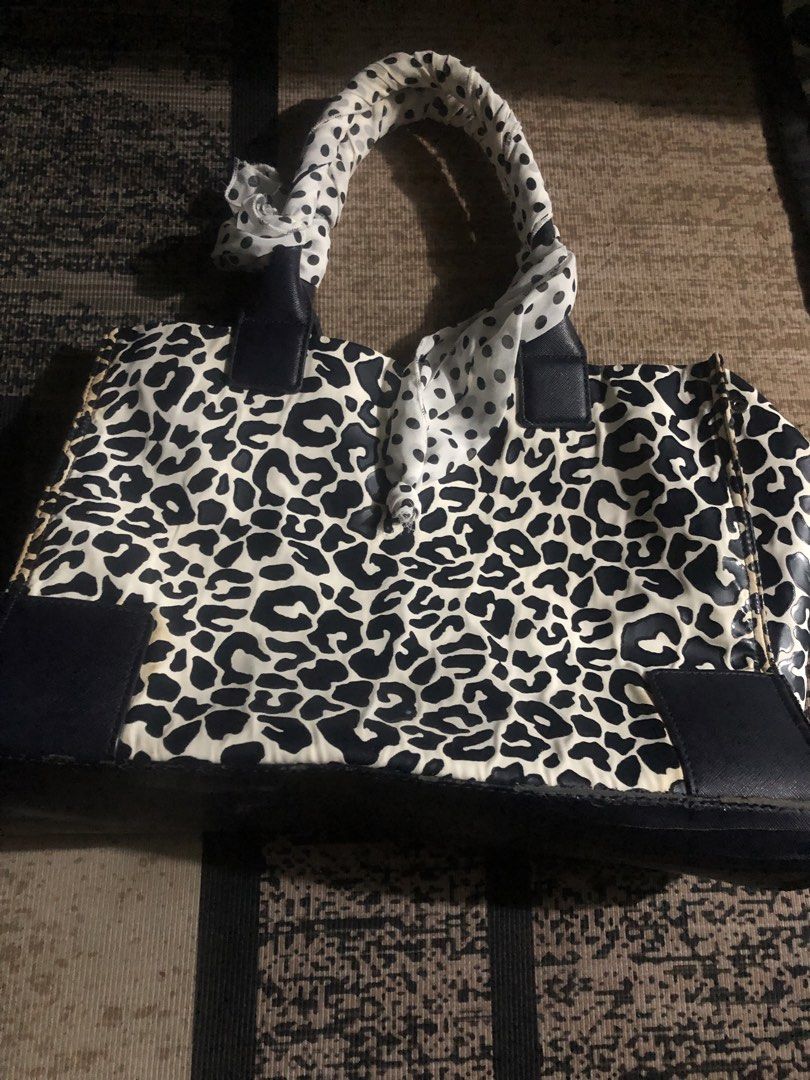 TORY BURCH LEOPARD ELLA TOTE (Category: Luxury Bags & Wallets) located in Manila. Submitted by s4intt (Listing ID 1455642366, Image 2). Description: galing japan off/legit.