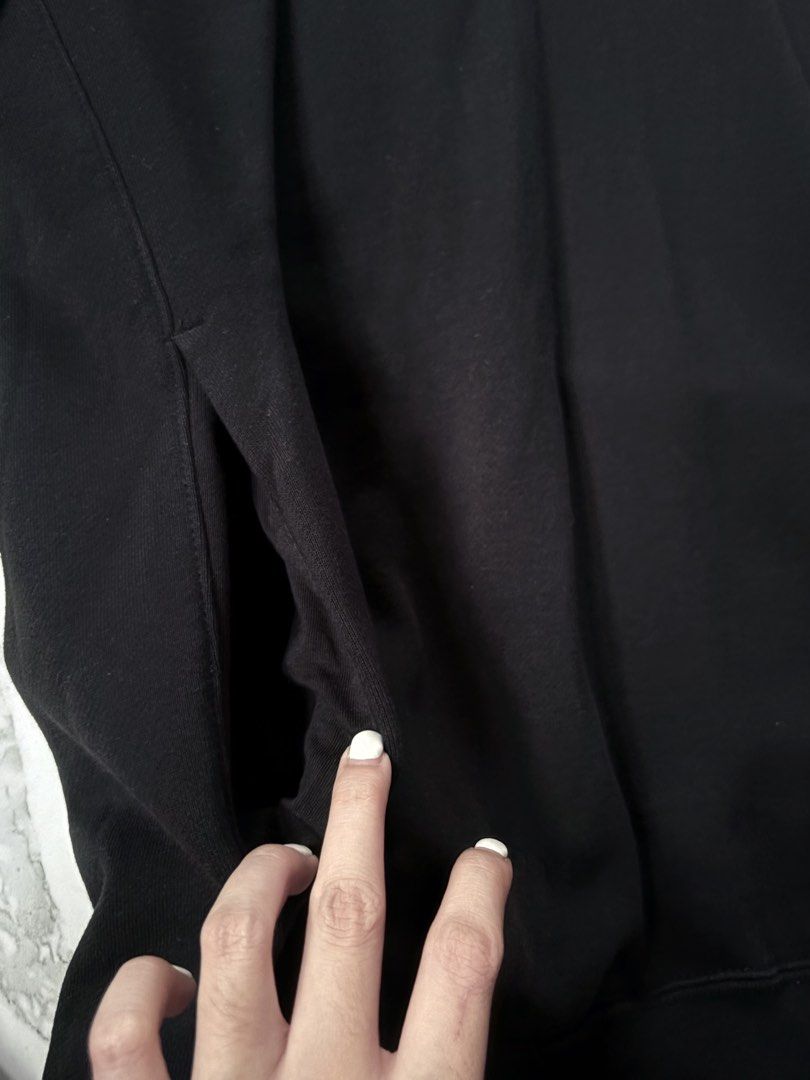 Uniqlo Black Hoodie (Category: Hoodies) located in Manila. Submitted by izzmya (Listing ID 1455551457, Image 2). Description: - Brand: Uniqlo - Color: Black - Size: L - Features: Front pocket, drawstring hood - Origin: Made in Vietnam - Style: Simple, perfect for everyday wear.