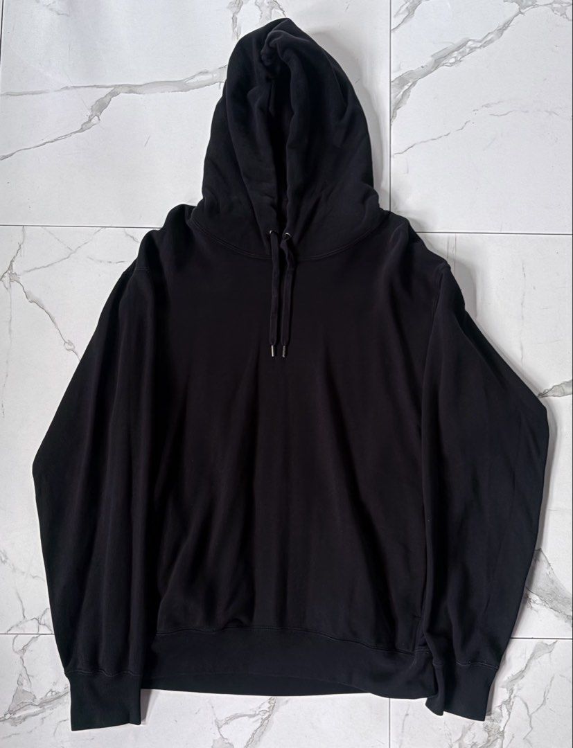 Uniqlo Black Hoodie (Category: Hoodies) located in Manila. Submitted by izzmya (Listing ID 1455551457, Image 1). Description: - Brand: Uniqlo - Color: Black - Size: L - Features: Front pocket, drawstring hood - Origin: Made in Vietnam - Style: Simple, perfect for everyday wear.