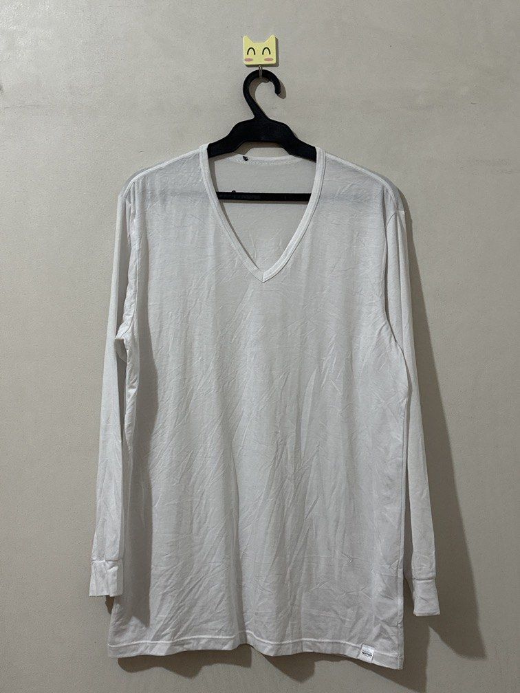 Uniqlo White Heattech Men XL (Category: Coats, Jackets and Outerwear) located in Balanga. Submitted by winterlab_ph (Listing ID 1455529626, Image 2). Description: Code: B112 1 pcs Long Sleeves Top White No Issues, No Stains .
