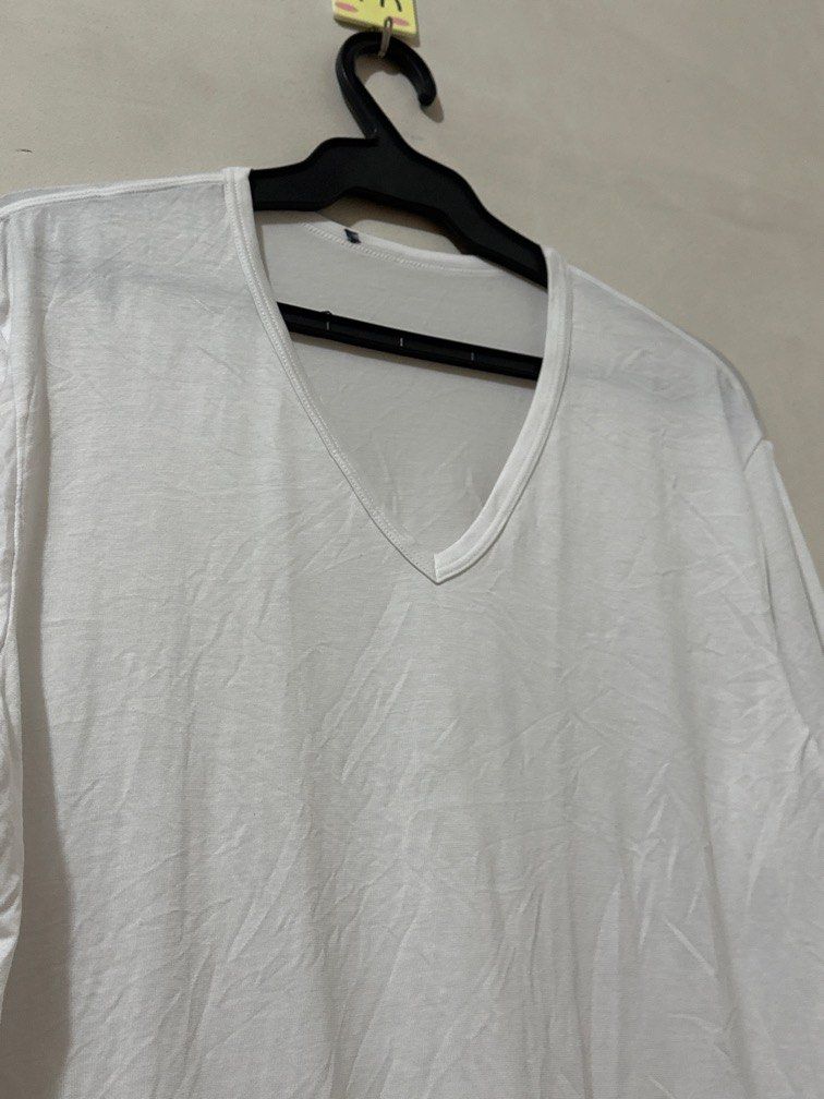 Uniqlo White Heattech Men XL (Category: Coats, Jackets and Outerwear) located in Balanga. Submitted by winterlab_ph (Listing ID 1455529626, Image 3). Description: Code: B112 1 pcs Long Sleeves Top White No Issues, No Stains .