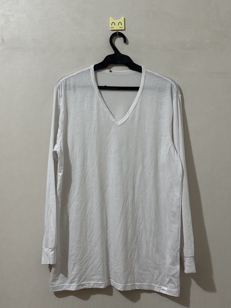 Uniqlo White Heattech Men XL (Category: Coats, Jackets and Outerwear) located in Balanga. Submitted by winterlab_ph (Listing ID 1455529626, Image 1). Description: Code: B112 1 pcs Long Sleeves Top White No Issues, No Stains .