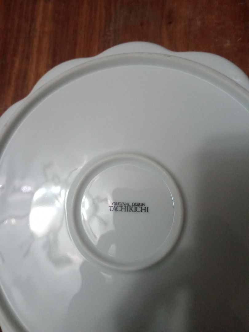 Vinatage Tachikechi serving deep plate (Category: Other Kitchenware & Tableware) located in Manila. Submitted by padillahe35291 (Listing ID 1455507803, Image 1). Description: serving shell shape branded Japan plate 8 inches dia.1.5inch.deep.