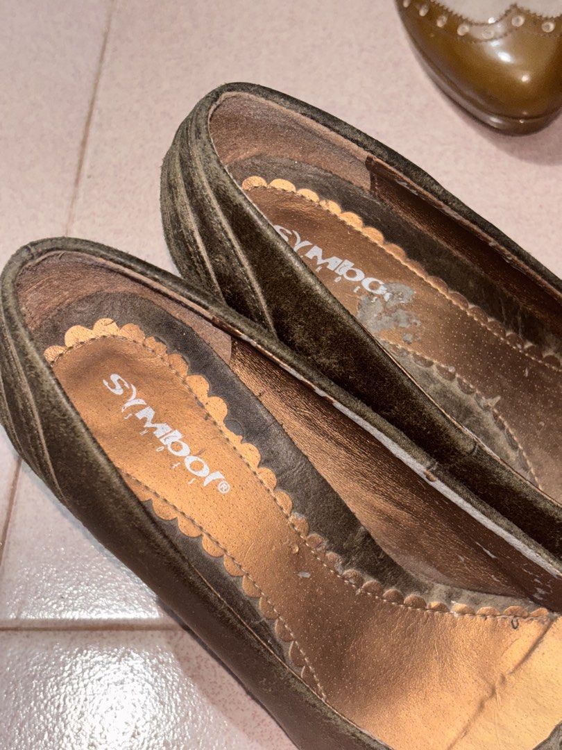 Vintage heels (Category: Heels) located in Vigan. Submitted by gorg_ciela (Listing ID 1455594194, Image 2). Description: * Brand: Sybelle * Type: Closed-toe pumps / heels * Size: 40 * Material: Appears to be leather or leather-like upper, with leather-style lining * Color: Dark brown/black * Style: Vintage, pointed/rounded toe with crossed/pleated vamp detail * Heel: Mid-height tapered heel.