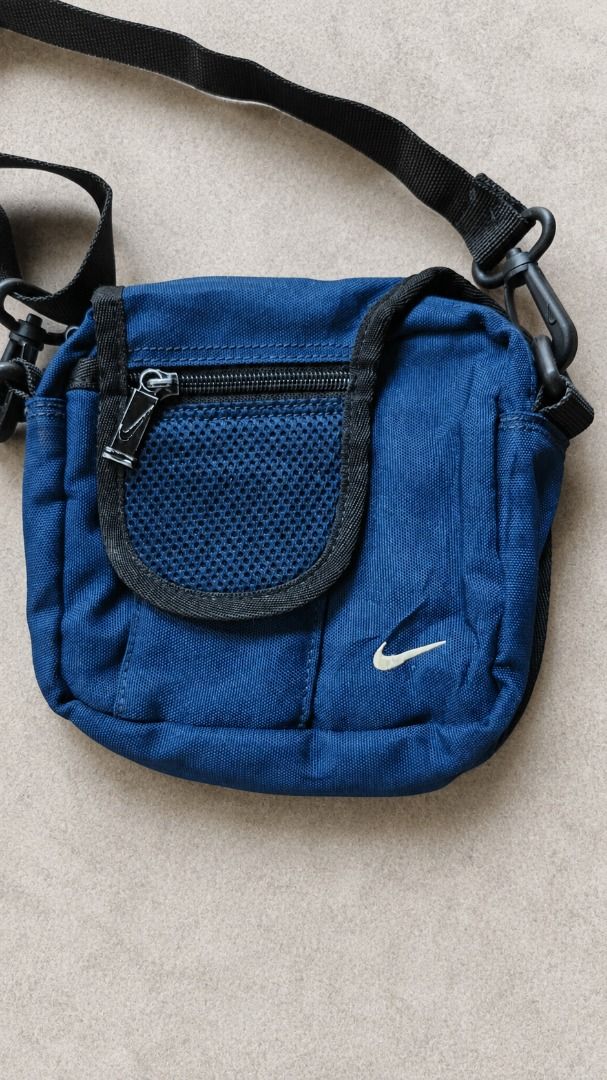 Vintage Nike 2003 Shoulder Bag 💙 (Category: Sling Bags) located in Valencia. Submitted by shopstnd (Listing ID 1455520501, Image 3). Description: Vintage Nike 2003 Shoulder Bag 💙 A compact vintage Nike shoulder bag in navy, perfect for everyday carry and casual streetwear fits. Details: • Brand: Nike • Year: 2003 • Color: Navy • Condition: Used — Like New • Size: Approx. 11 × 8 × 4 in • Adjustable shoulder / crossbody strap • Front mesh zip poc