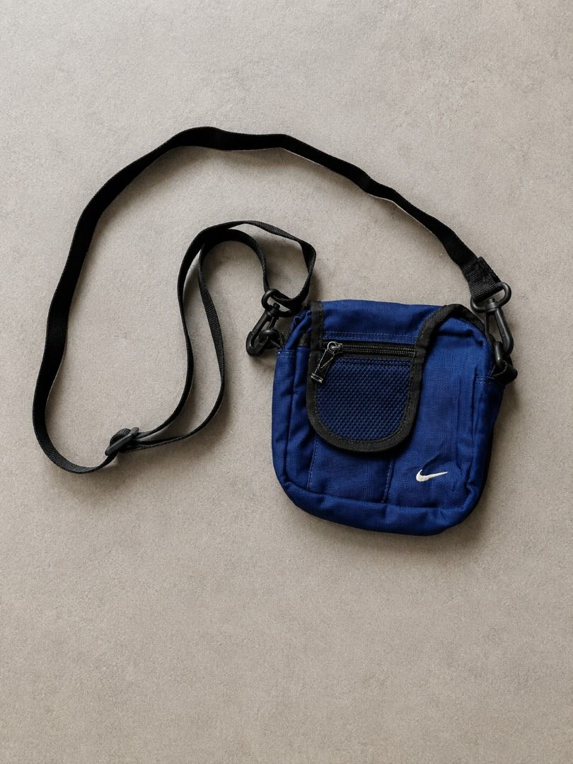 Vintage Nike 2003 Shoulder Bag 💙 (Category: Sling Bags) located in Valencia. Submitted by shopstnd (Listing ID 1455520501, Image 1). Description: Vintage Nike 2003 Shoulder Bag 💙 A compact vintage Nike shoulder bag in navy, perfect for everyday carry and casual streetwear fits. Details: • Brand: Nike • Year: 2003 • Color: Navy • Condition: Used — Like New • Size: Approx. 11 × 8 × 4 in • Adjustable shoulder / crossbody strap • Front mesh zip poc