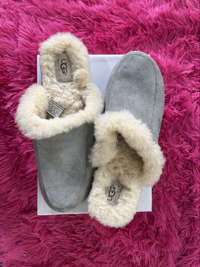 vintage UGG Australia Shearling Wooden Clogs (Category: Boots) located in Tayug. Submitted by eatingcakei (Listing ID 1455542359, Image 1). Description: size: 10/40 Unisex can nego! pls msg me if need more proof:) im also on the clock app @eatingcakei +and please expect 120+ for sf:).