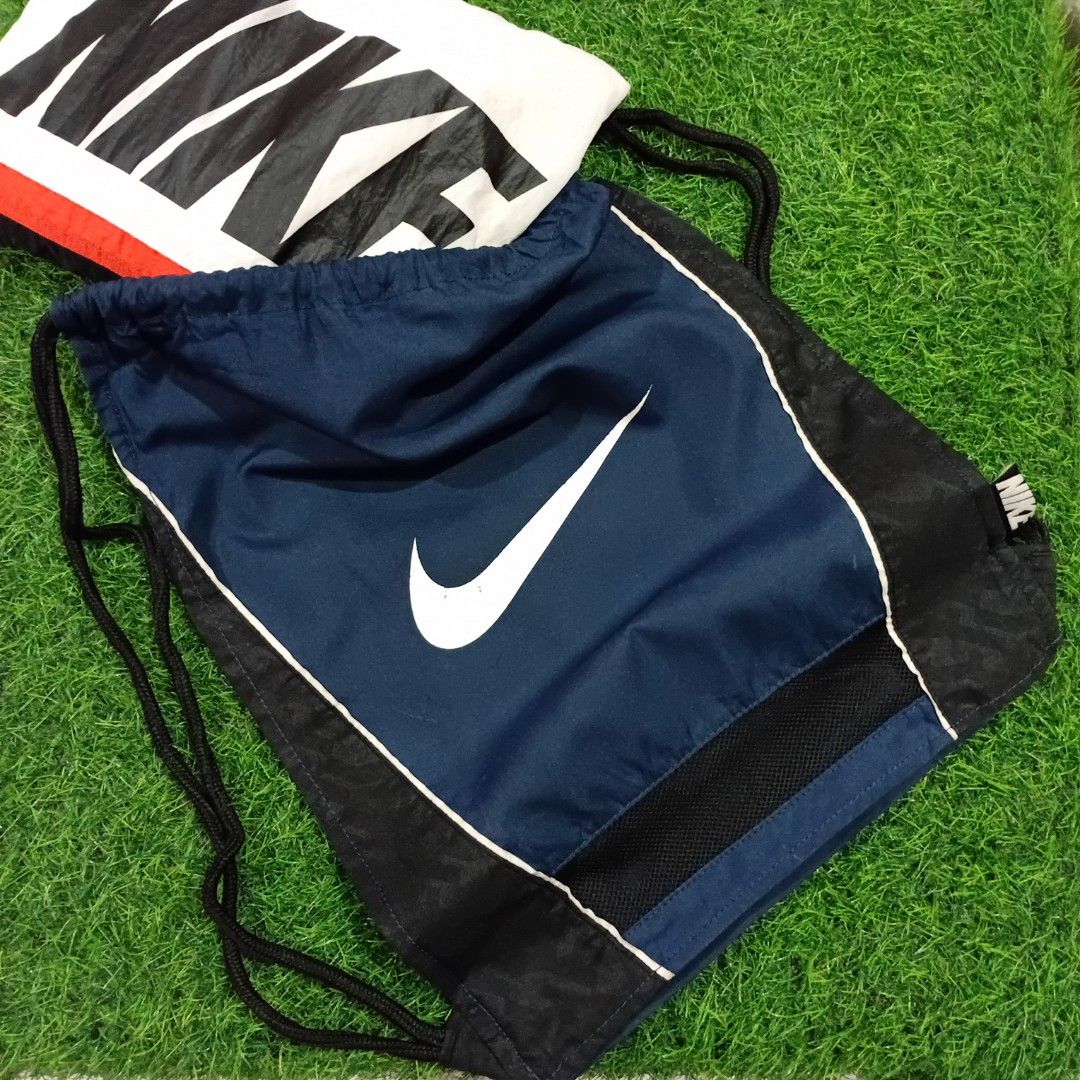 vintage y2k nike drawstring bag (Category: Backpacks) located in Muntinlupa City. Submitted by rianrax3012 (Listing ID 1455621071, Image 3). Description: small scratch see last pic..