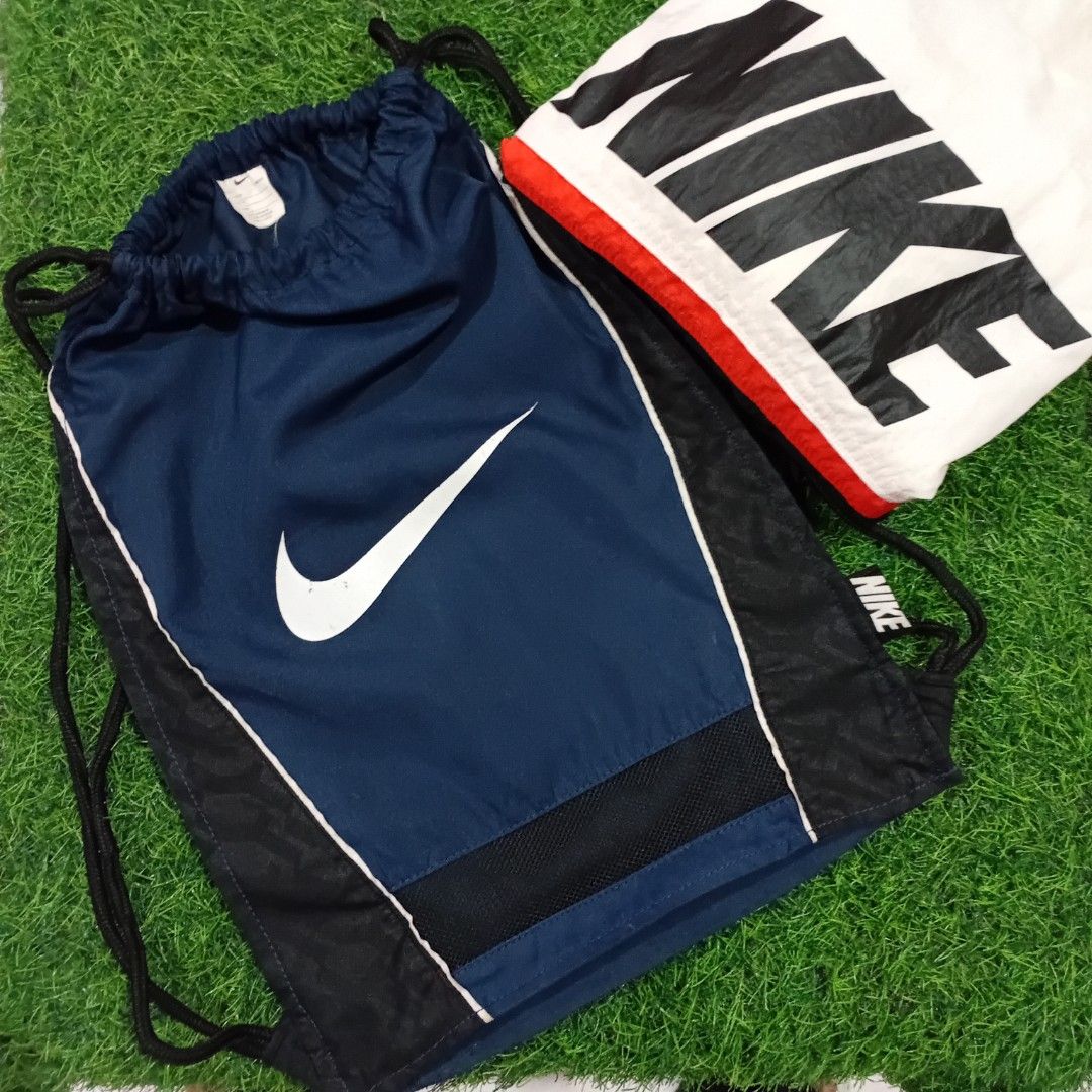 vintage y2k nike drawstring bag (Category: Backpacks) located in Muntinlupa City. Submitted by rianrax3012 (Listing ID 1455621071, Image 2). Description: small scratch see last pic..
