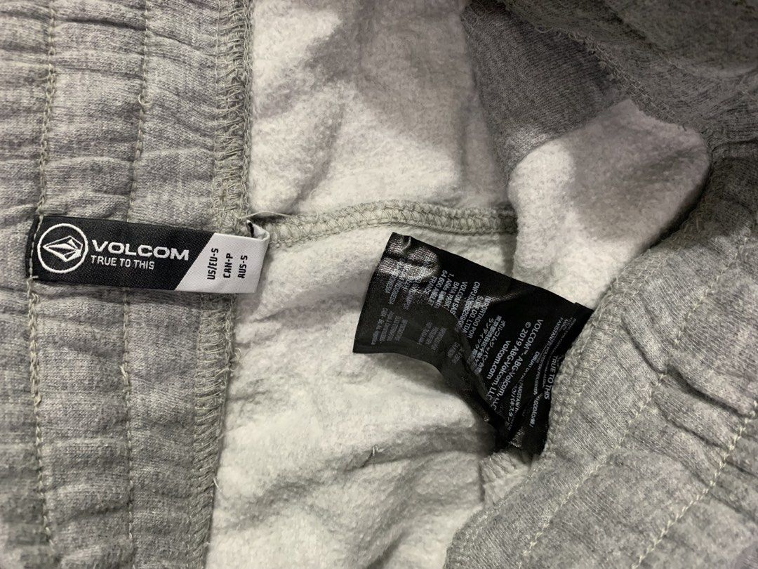 VOLCOM (Category: Shorts) located in Cadiz. Submitted by luckytree.6dd895 (Listing ID 1455617839, Image 3). Description: Grey Volcom men’s fleece sweat shorts featuring an elastic drawstring waistband and a red circular Volcom logo graphic on the left leg..