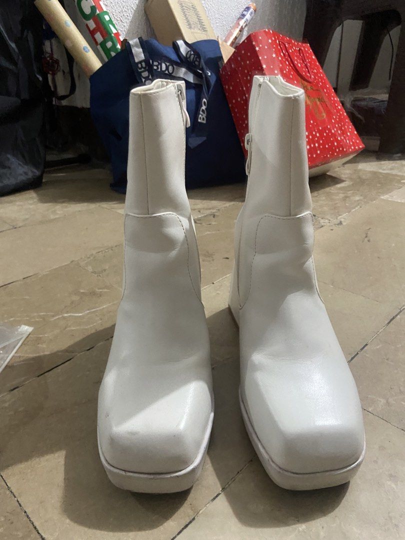 White boots size 8 (Category: Boots) located in Valenzuela. Submitted by ayen0115 (Listing ID 1455618570, Image 2). Description: Used twice only Price is negotiable PAYO .