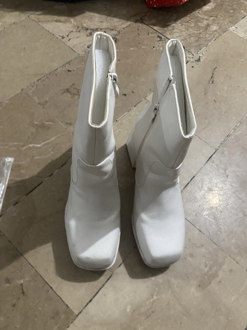 White boots size 8 (Category: Boots) located in Valenzuela. Submitted by ayen0115 (Listing ID 1455618570, Image 1). Description: Used twice only Price is negotiable PAYO .