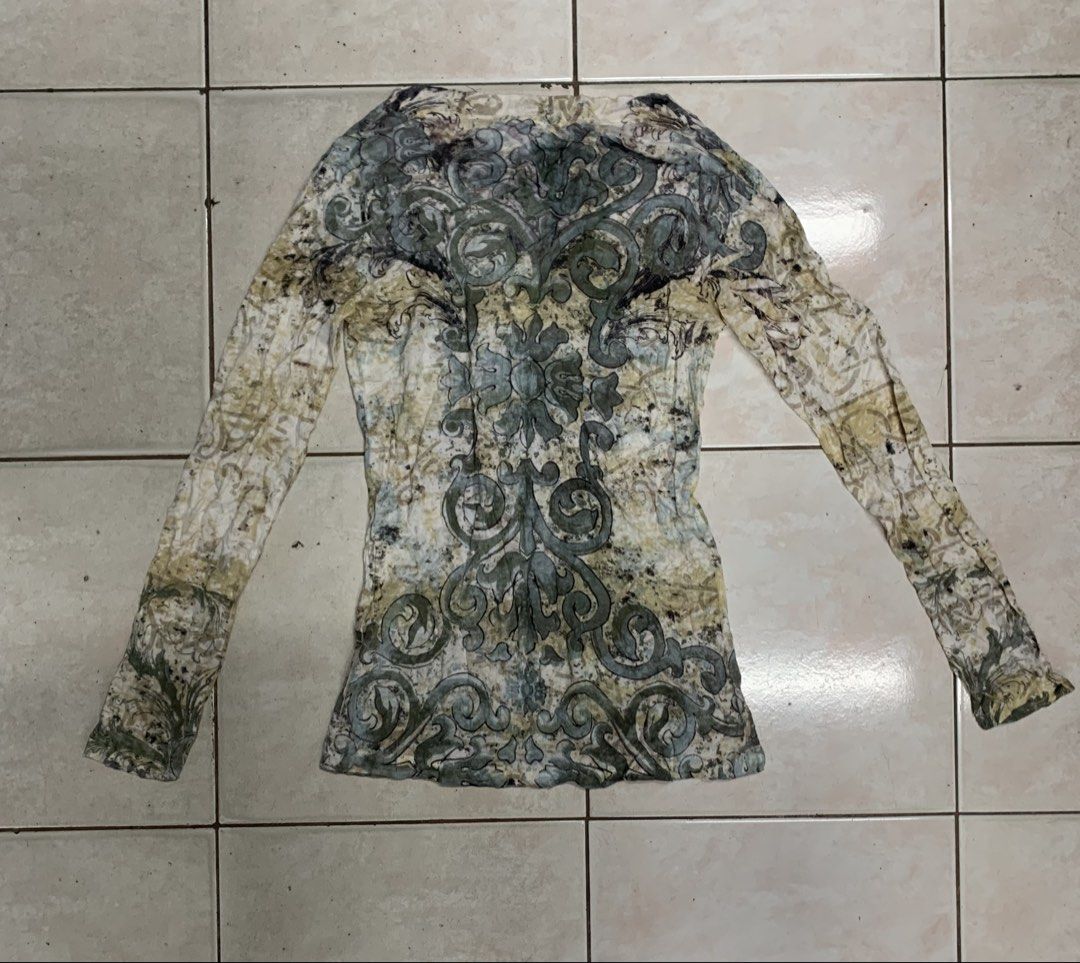 Y2K Twentyone Long Sleeve Top Size S (Category: Longsleeves) located in Cebu City. Submitted by jkeive (Listing ID 1455581808, Image 2). Description: - Y2K Twentyone Long Sleeve Top -Unique all-over print with subtle sparkle details - Lightweight and comfortable fabric - Versatile for layering or wearing solo - Fits size S.