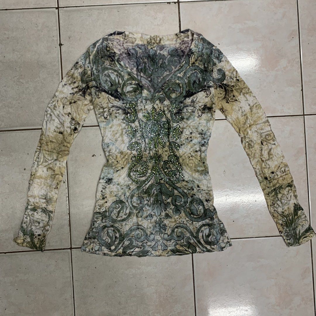 Y2K Twentyone Long Sleeve Top Size S (Category: Longsleeves) located in Cebu City. Submitted by jkeive (Listing ID 1455581808, Image 1). Description: - Y2K Twentyone Long Sleeve Top -Unique all-over print with subtle sparkle details - Lightweight and comfortable fabric - Versatile for layering or wearing solo - Fits size S.