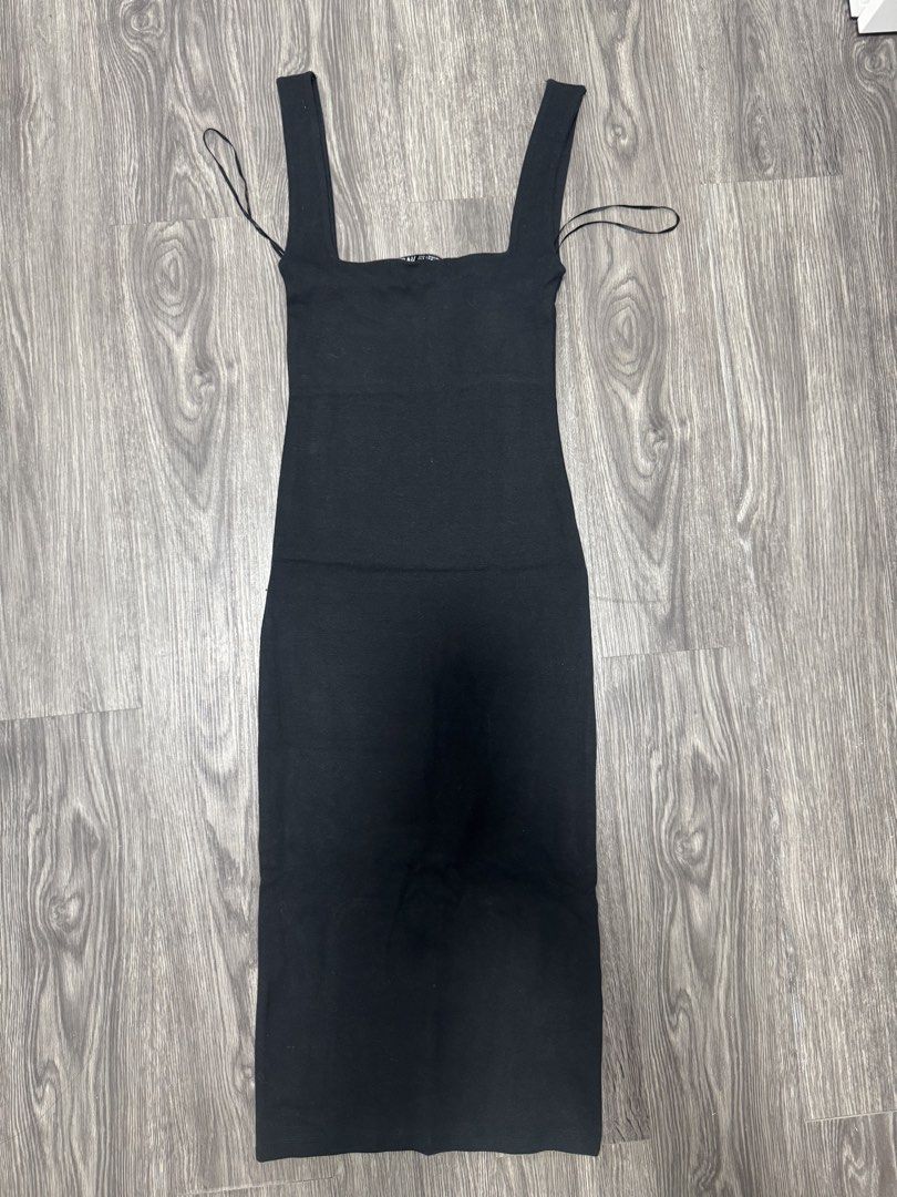 Zara Black Square Neck Midi Dress (Category: Dresses) located in Manila. Submitted by balmanne (Listing ID 1455502441, Image 1). Description: .