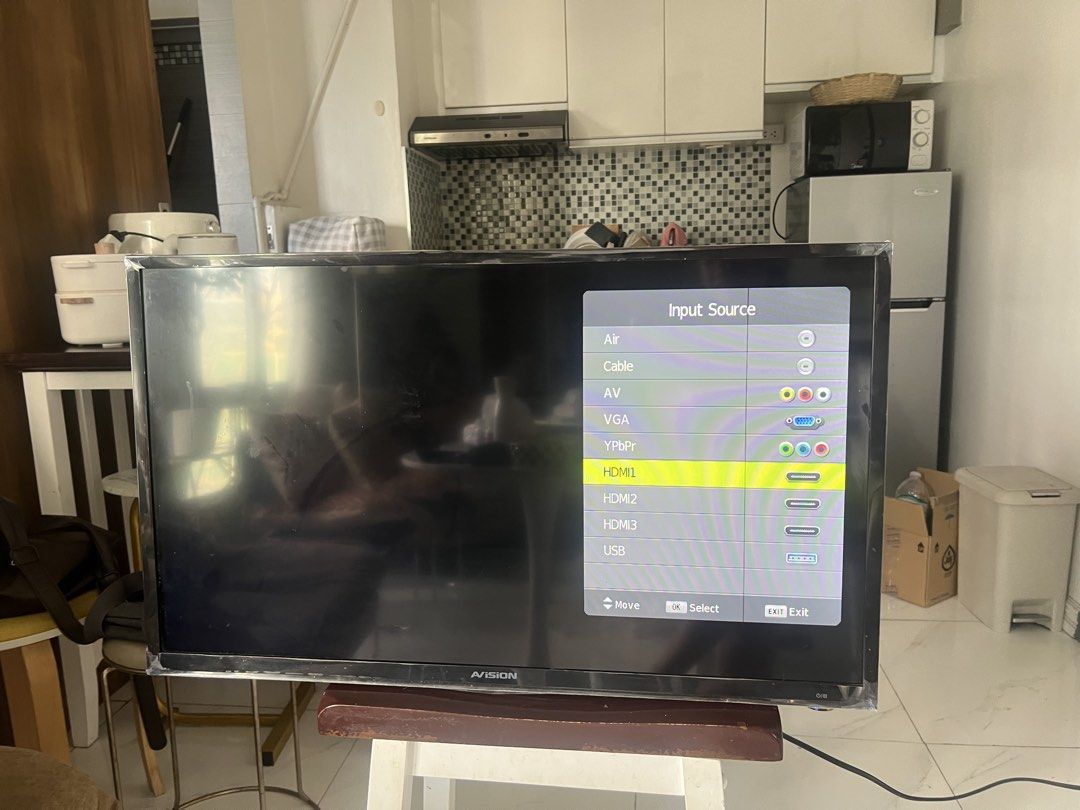 28-inch Avision LED TV (Category: TV) located in Manila. Submitted by pulledfrom.ph (Listing ID 1455746806, Image 3). Description: NOT a smart TV Honest Issue: Has a minor line on right side of the screen.