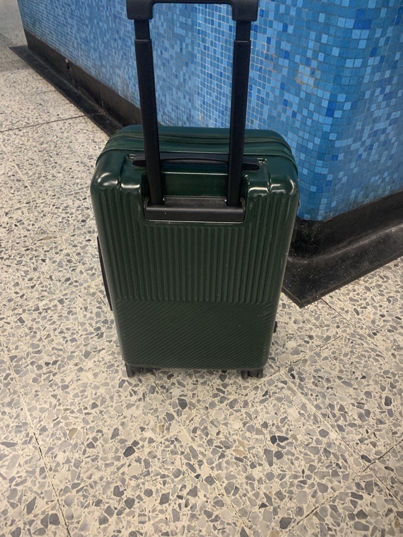 行李箱 （分類：旅遊 - 旅行必需品及用品）位於 Hong Kong。 由 jtu87695849619 提交（商品編號 1455689554，圖片 3）。簡介： 24寸行李箱， 前开仓设计，不用整個箱子打開，拿電腦、護照、雜物超方便。 自帶USB充電接口，出行隨時可以給手機充電。 輪子滑順好推，箱身角落有少許使用磕碰痕跡，全部功能完好。 English： 20‑inch carry‑on luggage, cabin size, no check‑in required. Front opening compartment, you don’t have to fully unzip the suitcase. Super convenient to grab your laptop, passport or small items. Built‑in USB charging port, charge your phone anytime while travelling. Smoo