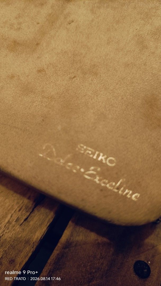 💯 Vintage Seiko Dolce & Exceline Watch Box (Category: Luxury Watches) located in General Mariano Alvarez. Submitted by randzwurkz85264 (Listing ID 1455774442, Image 3). Description: Vintage Seiko Dolce & Exceline presentation watch box featuring a suede beige-brown finish and the embossed brand signature on the lid. BOX SIZE:102mm (L) × 136mm(W) × 48mm(H).
