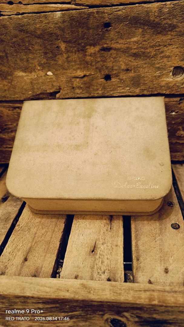 💯 Vintage Seiko Dolce & Exceline Watch Box (Category: Luxury Watches) located in General Mariano Alvarez. Submitted by randzwurkz85264 (Listing ID 1455774442, Image 1). Description: Vintage Seiko Dolce & Exceline presentation watch box featuring a suede beige-brown finish and the embossed brand signature on the lid. BOX SIZE:102mm (L) × 136mm(W) × 48mm(H).