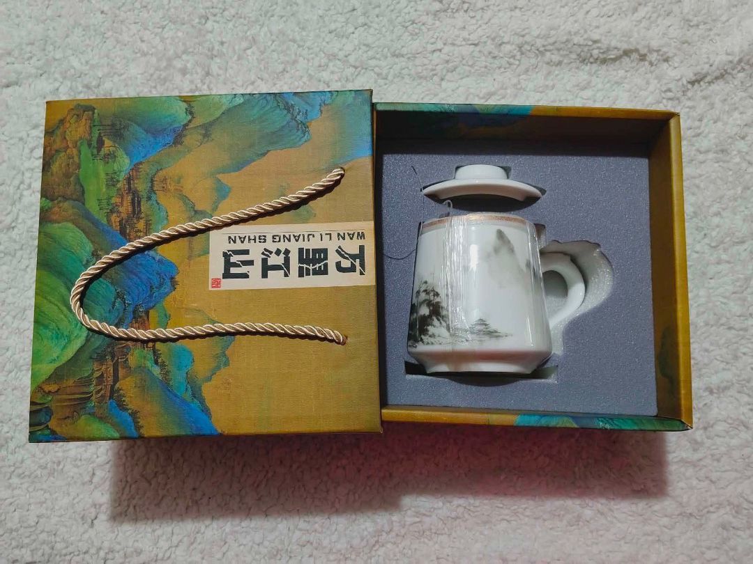 ✨ Wan Li Jiang Shan - Chinese Ceramic Tea Mug Set (Category: Coffee & Tea Tableware) located in General Trias. Submitted by jj_collective_arch (Listing ID 1444941787, Image 1). Description: ✨ Porcelain Tea-Water Separation Office Mug 🍵🍶 Wan Li Jiang Shan branded Chinese ceramic tea mug set, which typically includes a tea filter infuser and a lid. ✅ Brand-New ✨ with a Box or Gift Box 🎁🔺 🛍️ Selling Price: ₱ 949.00.