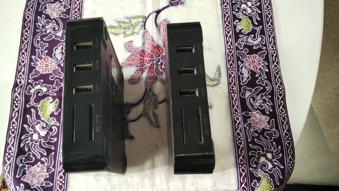 Android Box (Category: Wearables & Smart Watches) located in Singapore. Submitted by Lone.Wolve (Listing ID 1455851753, Image 2). Description: Selling as it is. No cables. Still in working condition. Please see photos..