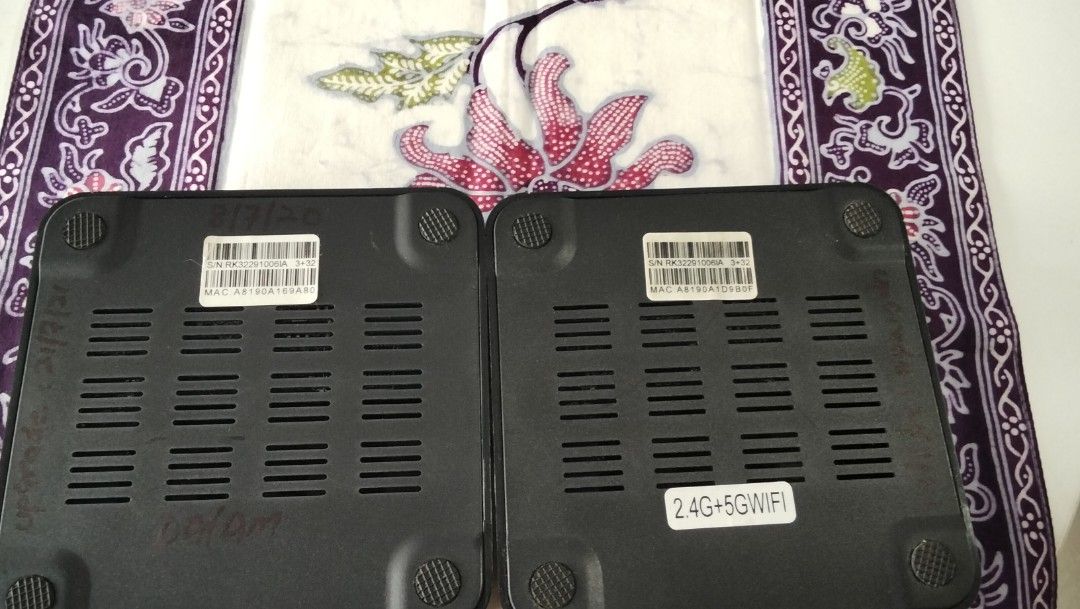 Android Box (Category: Wearables & Smart Watches) located in Singapore. Submitted by Lone.Wolve (Listing ID 1455851753, Image 3). Description: Selling as it is. No cables. Still in working condition. Please see photos..