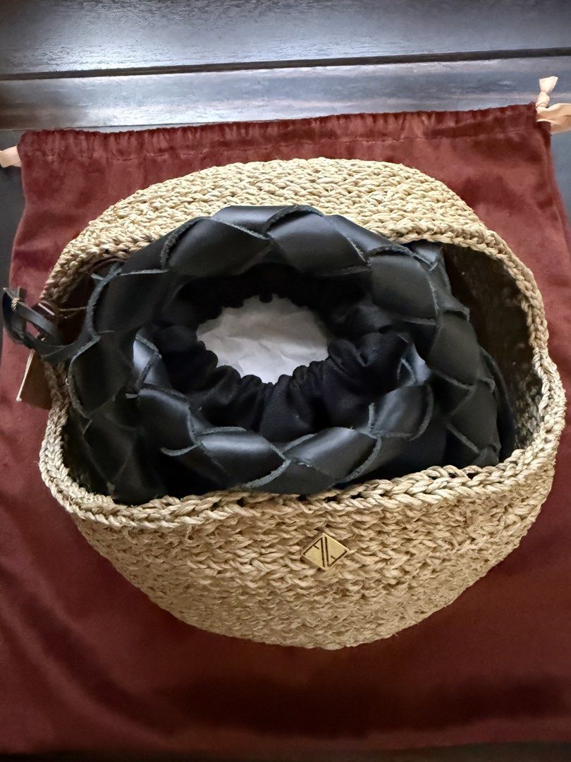 Aranaz handbag (Category: Beach Bags) located in Cebu City. Submitted by carou46764 (Listing ID 1455682398, Image 2). Description: Brand new, never been used. Bought in-store. With tags intact & orig dustbag. .