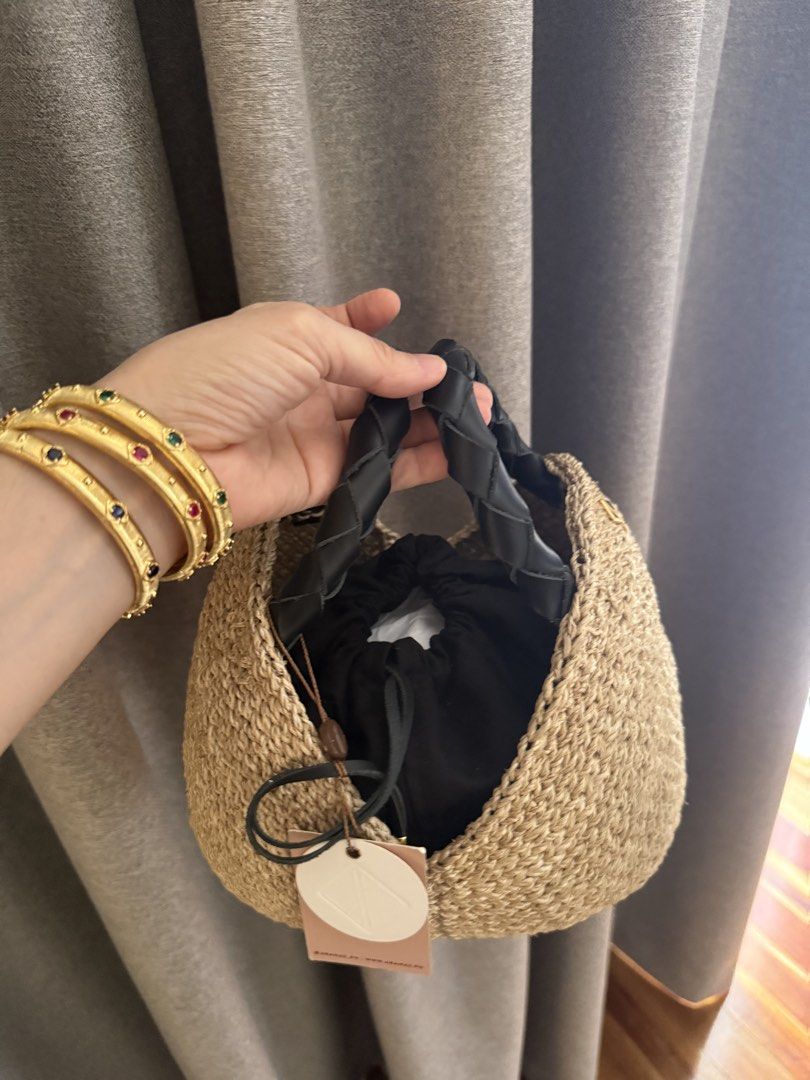 Aranaz handbag (Category: Beach Bags) located in Cebu City. Submitted by carou46764 (Listing ID 1455682398, Image 3). Description: Brand new, never been used. Bought in-store. With tags intact & orig dustbag. .