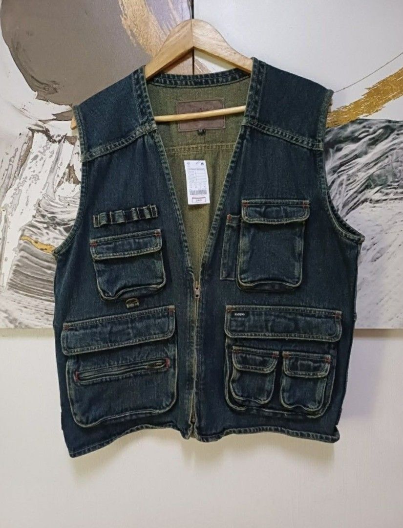 AUTHENTIC VINTAGE 90'S ZIPPO MULTIPLE POCKETS DENIM VEST (Category: Coats, Jackets and Outerwear) located in Manila. Submitted by tokyo.americana (Listing ID 1455788578, Image 3). Description: Actual size using inches Armpit to Armpit/22.5 Lenght/25.5 fittings is Large Excellent Condition, Issue:0 Message if you have any other question about sizing. We do shipping nation wide I'm also open for video call so that you can see the item you 're inter