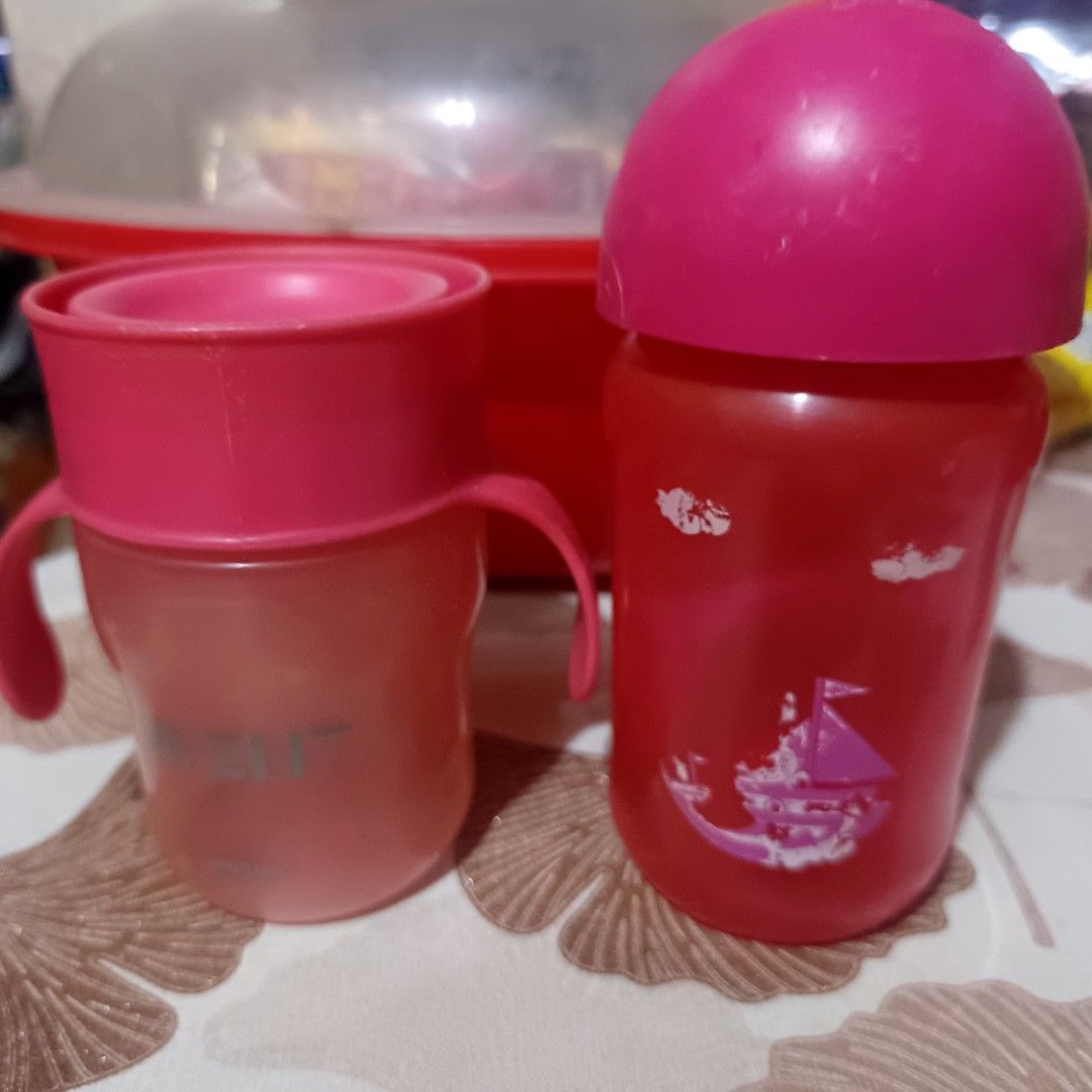 Avent Magic Cup & Snack Pots Set and Chicco (Category: Weaning & Toddler Feeding) located in Quezon City. Submitted by bebelablabnimylad (Listing ID 1455780469, Image 1). Description: - Set includes Avent Magic Cup with handles and spill-proof lid. - Also includes 3 small snack pots with lids in assorted colors. - Ideal for on-the-go feeding and snacks. - Avent cup shows minor signs of use. Take all for only P1000.