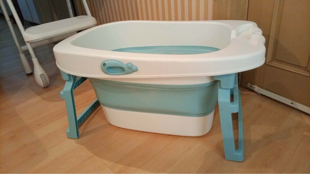 Baby & Toddler bath tub (Category: Changing Tables & Stations) located in Paranaque City. Submitted by mamamimomu (Listing ID 1455734148, Image 3). Description: With round anti-slip stickers.