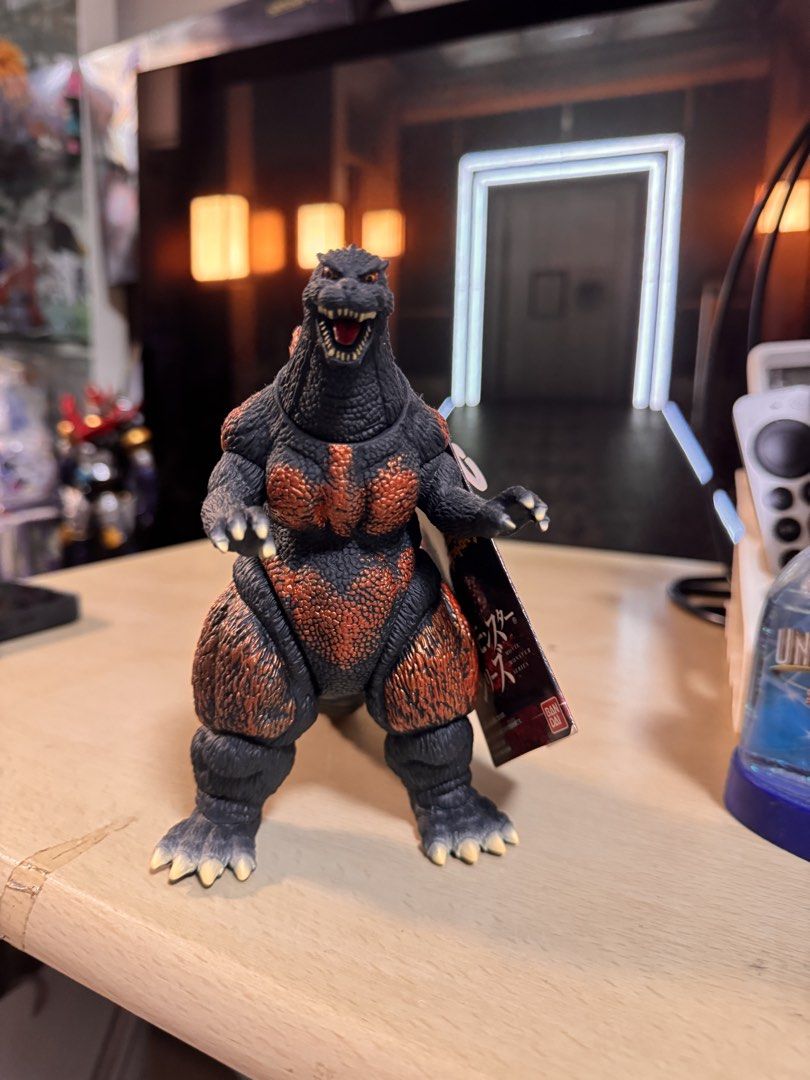 Bandai Godzilla Monster Series 玩具 （分類：手辦雕像）位於 Hong Kong。 由 kennychan1511 提交（商品編號 1455842911，圖片 2）。簡介： 呢隻係萬代2017 出嘅哥斯拉 紅蓮 玩具。個樣好惡死，細節位都做得幾好。啱晒鍾意哥斯拉嘅朋友收藏或者擺設。交收可以送到可停車的地點， 時間互就一下 ， 謝謝。